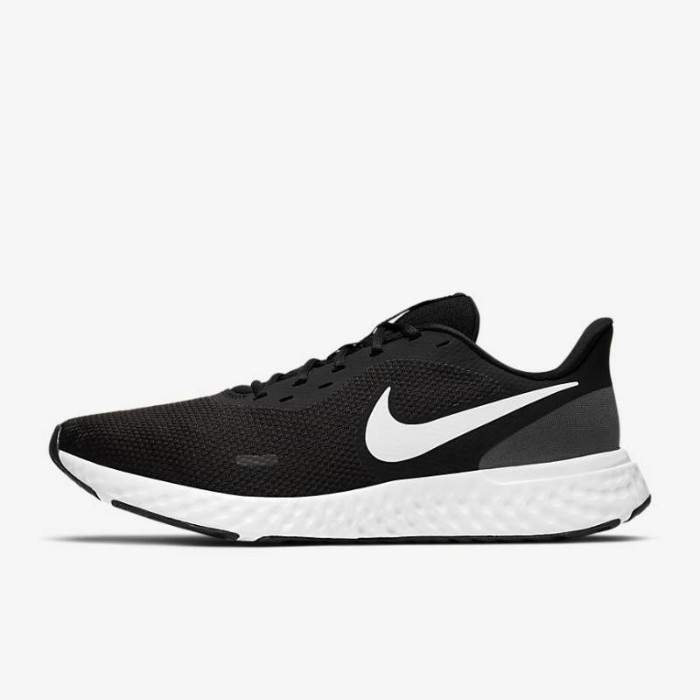 NIKE REVOLUTION 5